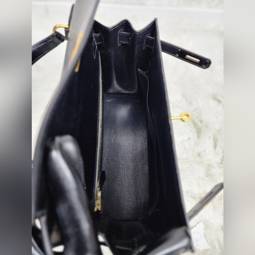 Hermès Kelly 28 in Black Box Leather with Gold Hardware - Picture 14 of 17